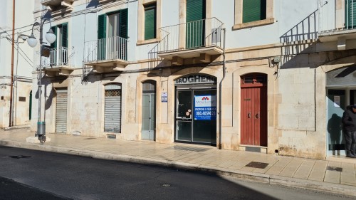 Centrale Locale Commerciale In Pietra, con Deposito e Doppio Accesso