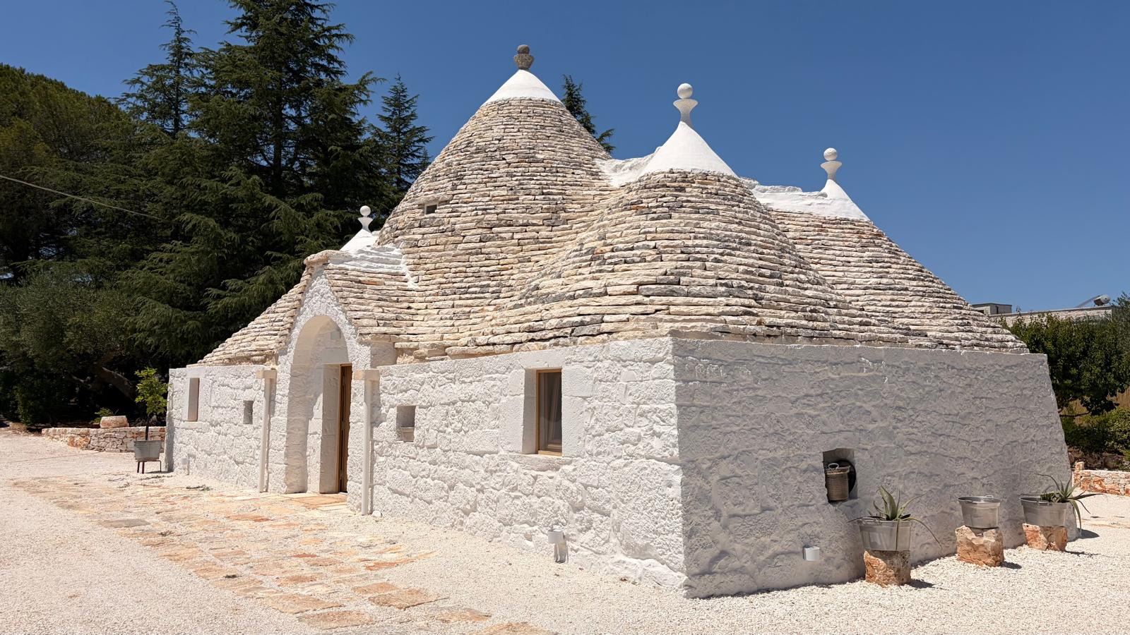 Trulli Comunicanti, Restaurati con Antico Camino, Ulivi Secolari.