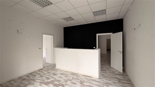 Locale Commerciale con Posto Auto Privato. Locato!