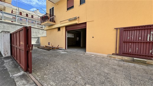 P  R  E  Z  Z  O     R  I  B  A  S  S  A  T  O  -  Locale Deposito con Spazio Esterno Privato