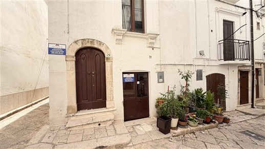Casa Indipendente Di 2 Vani Oltre Locale Al Piano Terra.