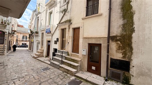Casa Indipendente Su 3 Livelli Oltre Locale Al Piano Terra e Cantina.