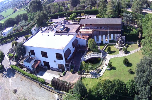 Intera Struttura Ricettiva Con Varie Sale Ristorante, Ampi Spazi Esterni Curati.