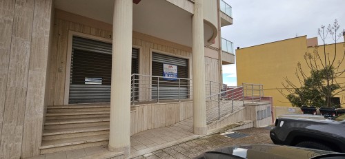 Locale Commerciale Con Terrazzo