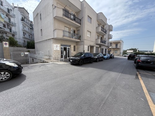Ampio Locale Garage in Zona Periferica