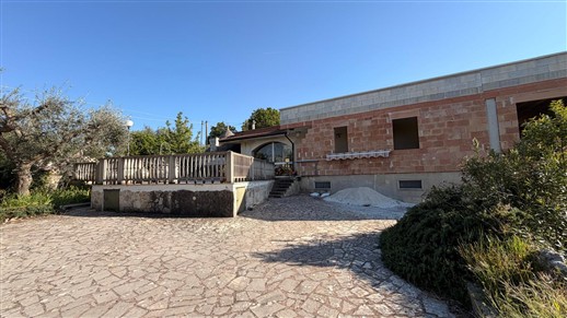Villetta Con Trullo e Deposito in Zona Collinare