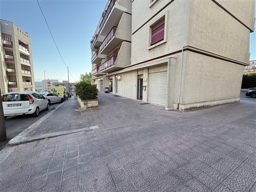 Locale Categoria Catastale A/10. Piano Terra, Ingresso Indipendente.