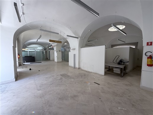 Centrale Locale Indipendente In Pietra di 6 Ambienti. 3 Esposizioni.