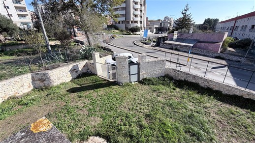 Antico Fabbricato Alle Porte di Putignano, Parzialmente In Pietra e Terreno.