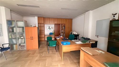 Locale Angolare, Ottima Visibilit&agrave;, 2 vetrine, Ideale Come Studio.