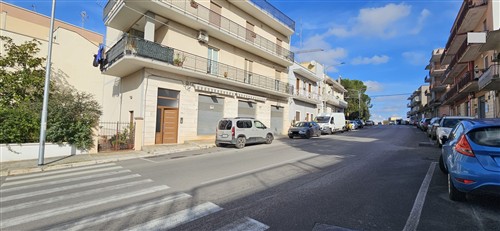 P  R  E  Z  Z  O    R  I  B  A  S  S  A  T  O  -  Locale commerciale tre vetrine