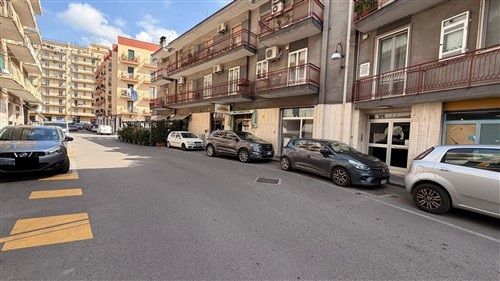 Zona Semi-Centrale, Appartamento di 4 Vani Oltre Accessori, Vano Deposito e Box Auto.