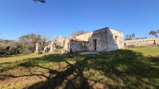 Corpo Di Trulli Con Fabbricati