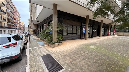 Locale commerciale angolare con 4 vetrine, giardino e cortile, zona ospedale