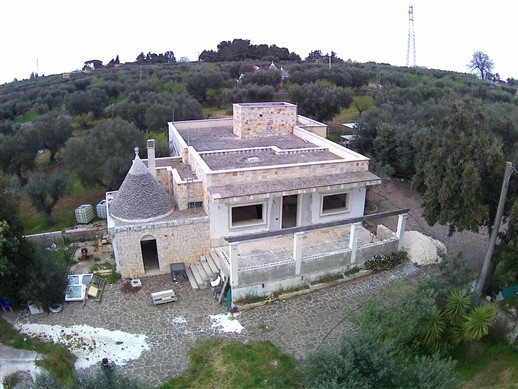 Villa In Fase Di Ristrutturazione, 4 Vani, Trullo e Garage. Poco Distante.