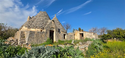 P  R  E  Z  Z  O    R  I  B  A  S  S  A  T  O  -  Corpo di 4 Trulli con 2 depositi