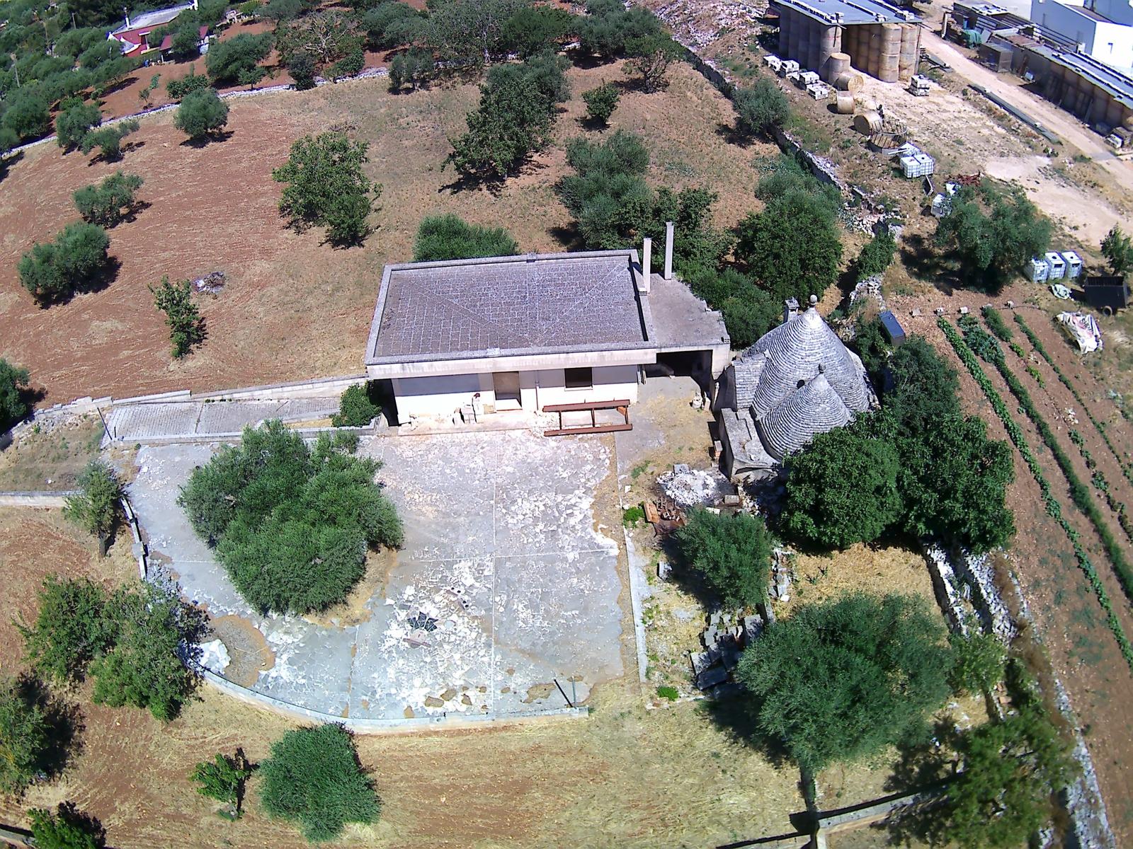Piccola Villetta In Zona Abitata, 2 Vani e Acc, Trullo, Deposito.