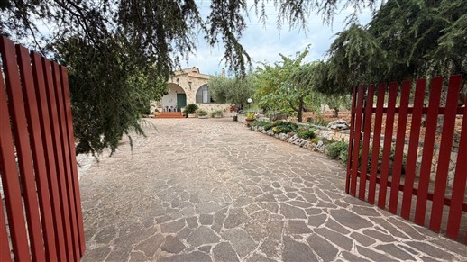 Villa Di 3 Vani e Acc. In Buono Stato, Rivestita In Pietra e Recintata.