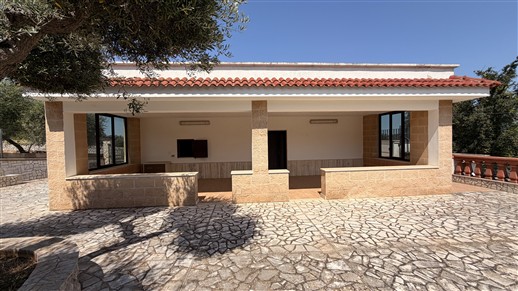 Villa Di 2 Vani, Veranda, Box. Ristrutturata, Ottimo Stato, Fotovoltaico