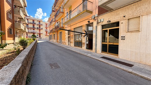 Appartamento Al Piano Ammezzato Di 2 Vani Oltre Accessori. Doppia Esposizione.